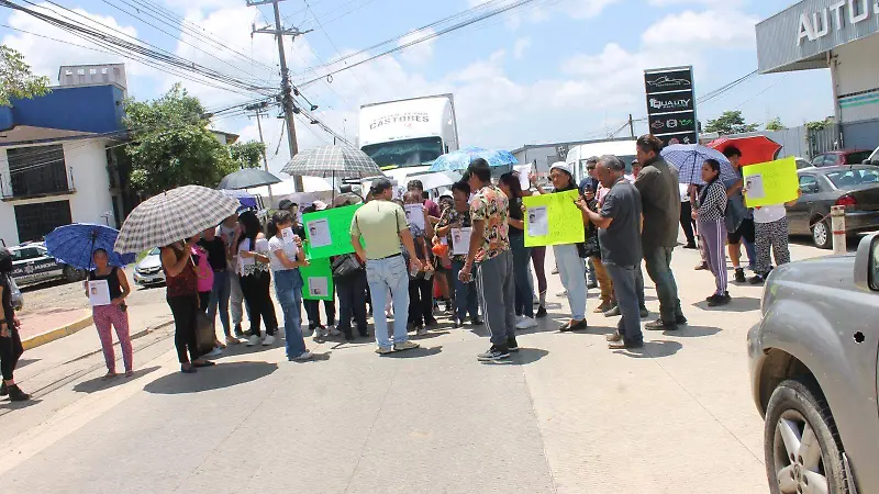 Bloquean carretera Trancas-Coatepec en Emiliano Zapata para exigir búsqueda de adolescentes desaparecidos